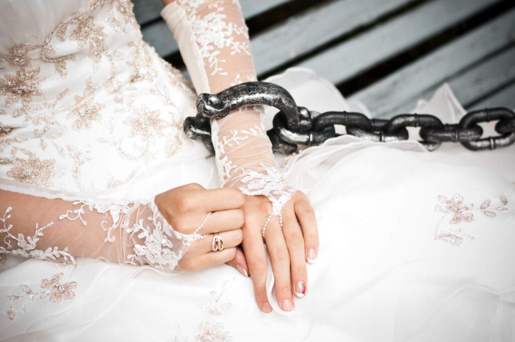 Braut hat eine Kette am Arm