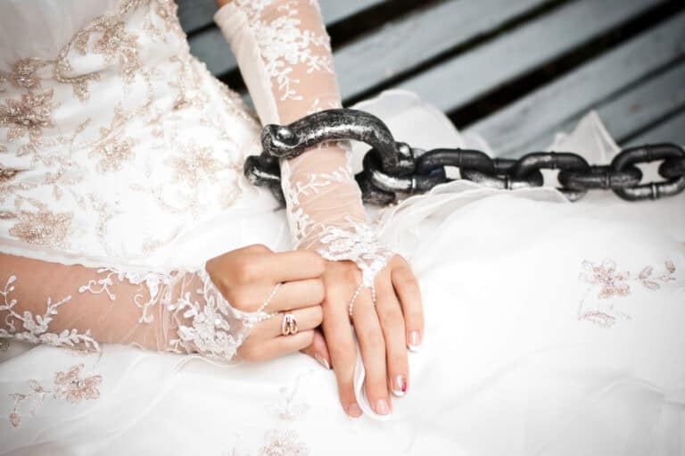 Braut hat eine Kette am Arm