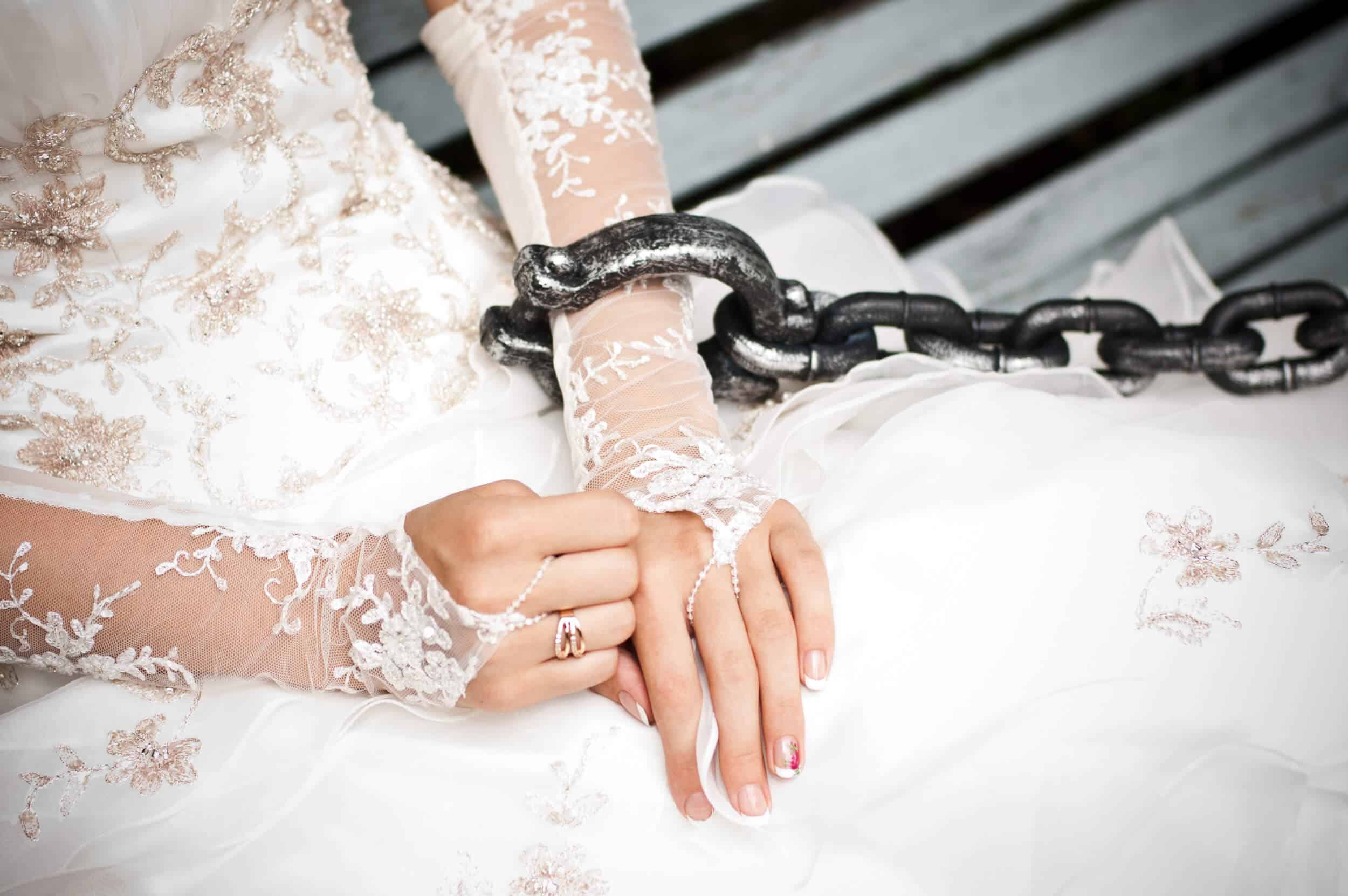 Braut hat eine Kette am Arm