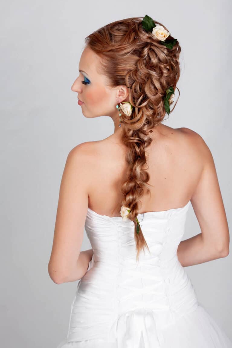 Braut im weißen Hochzeitskleid