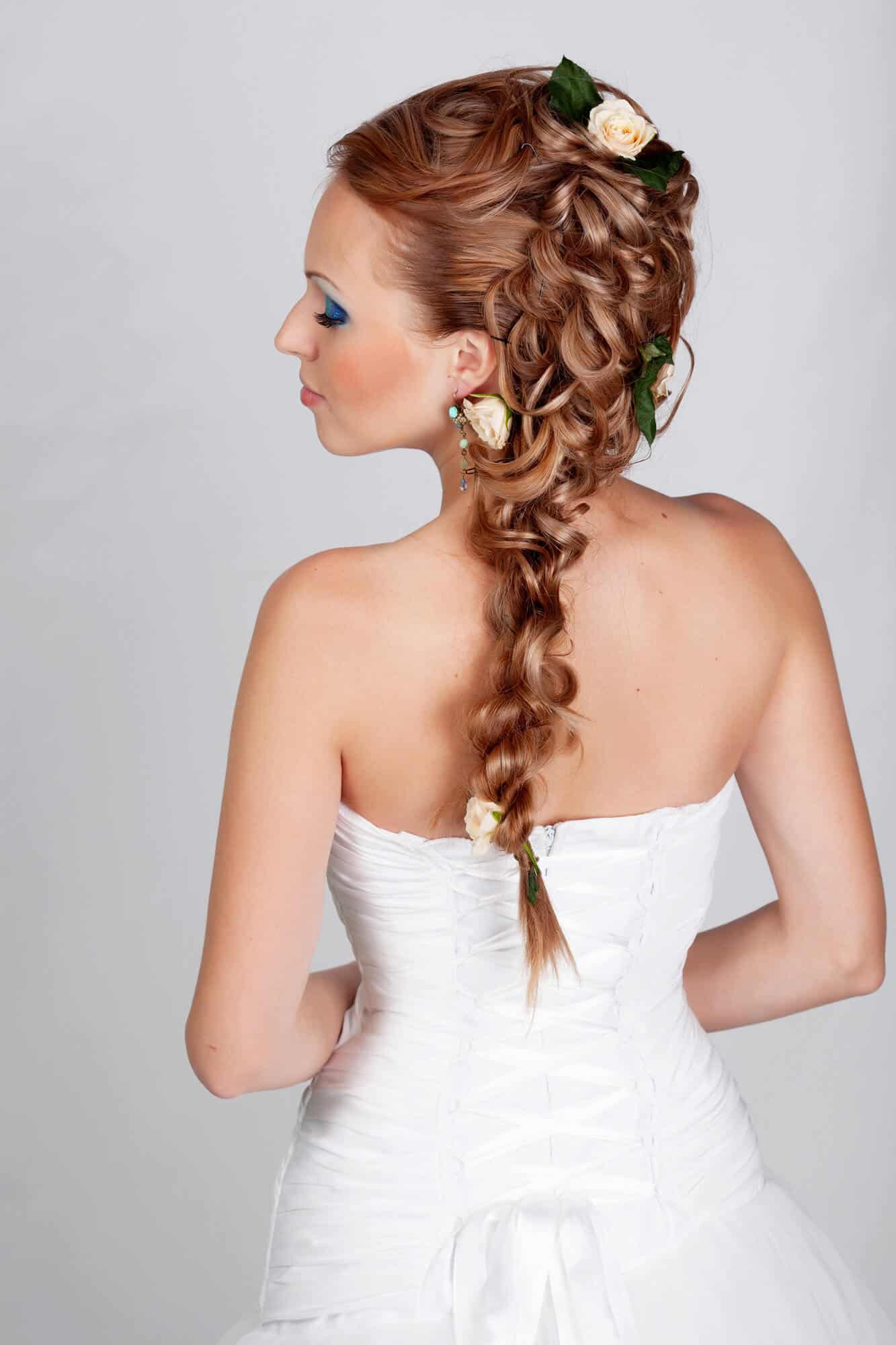 Braut im weißen Hochzeitskleid