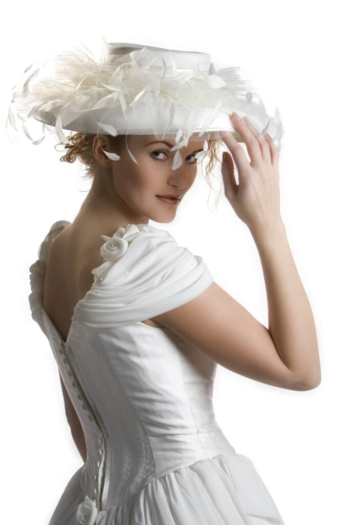 eine Frau im Brautkleid mit Hut