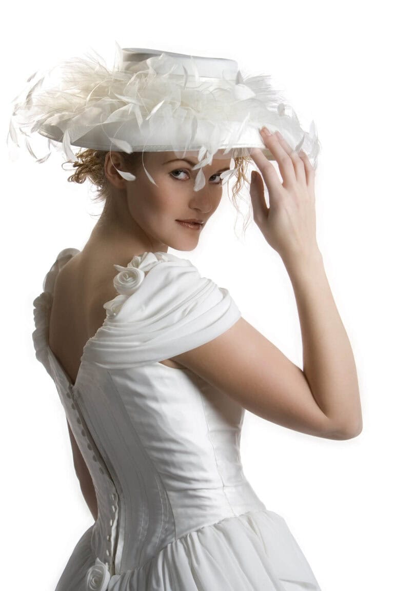 eine Frau im Brautkleid mit Hut