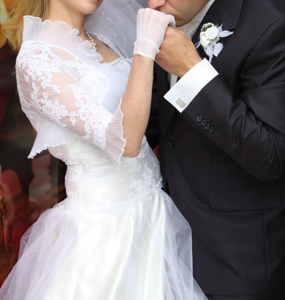 eine Frau und ein Mann im Hochzeitsoutfit