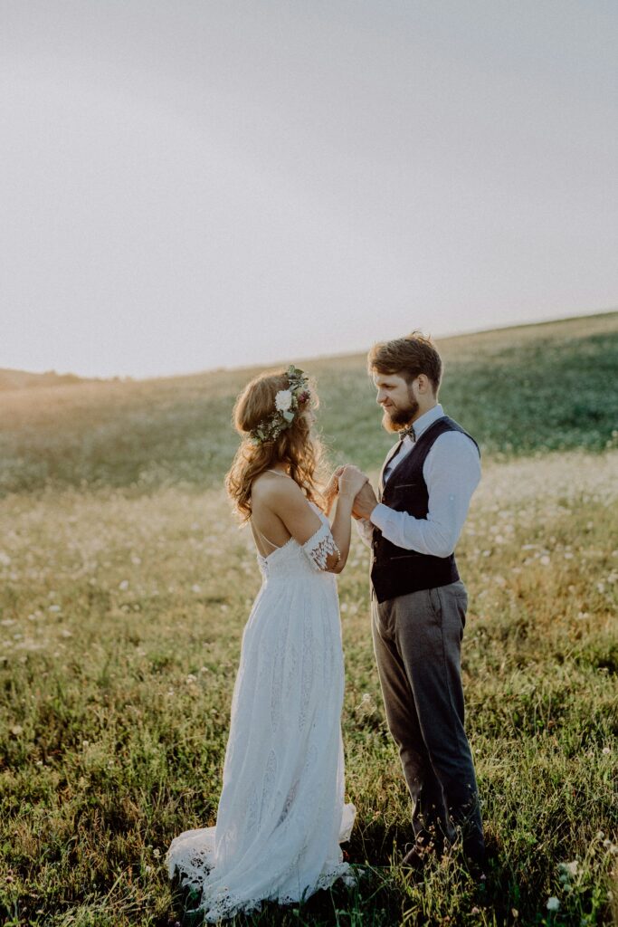 Brautpaar vor einem Feld