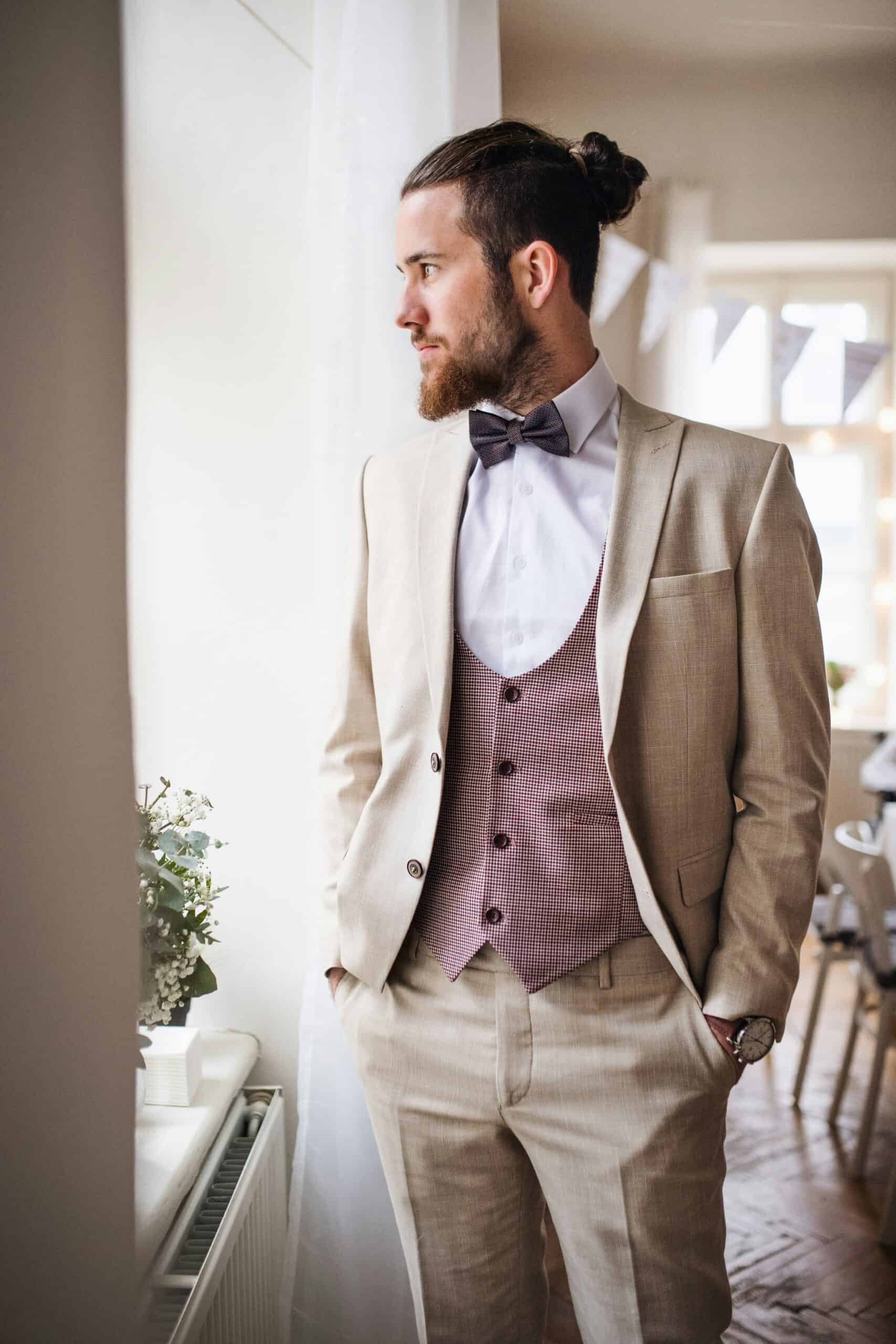 Bräutigam mit Hochzeitsanzug