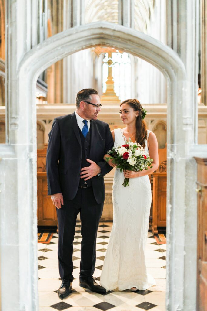 Ein Vater fuehrt die Braut zum Alter