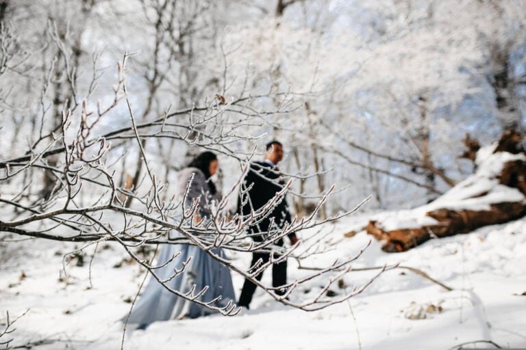 Brautpaar im Winter im Wald